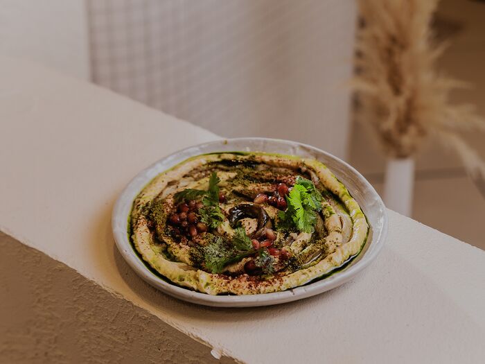 Печенный на огне баклажан с арабским хумусом, шафрановым маслом и фисташками