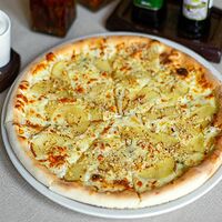 Пицца с грушей, горгонзолой и грецким орехом
