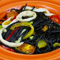 Спагетти Нери с кальмарами и овощами