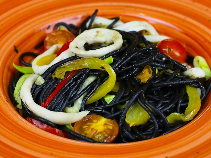 Спагетти Нери с кальмарами и овощами
