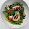 Фото к позиции меню Тёплый салат с осьминогом, брокколи и печёным перцем