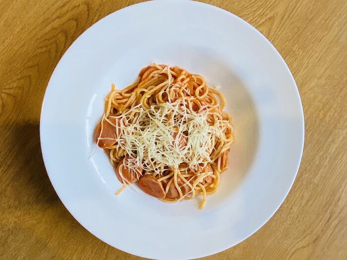 Спагетти с сосисками и томатным соусом