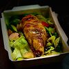 Фото к позиции меню Салат из свежих овощей с куриным филе на гриле с соусом Teriyaki