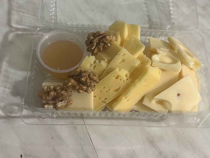 Сырное ассорти с медом и орешками