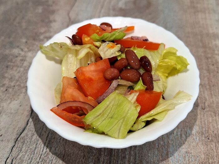 Салат зеленый со свежими овощами и красной фасолью