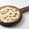 Фото к позиции меню Пицца с трюфельным кремом и грибами на ржаном тесте