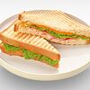 Фото к позиции меню Сэндвич с курицей и томатами