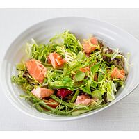 Зеленый салат с припущенным лососем и лаймовой заправкой