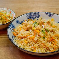 Рис с цыпленком Wok и салатом