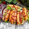 Фото к позиции меню Хот-дог с растительной сосиской, овощами и кетчупом Hi
