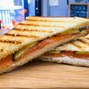 Фото к позиции меню Сэндвич-тост с красной рыбой, творожным сыром и огурчиком