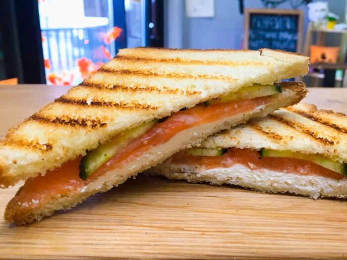 Сэндвич-тост с красной рыбой, творожным сыром и огурчиком
