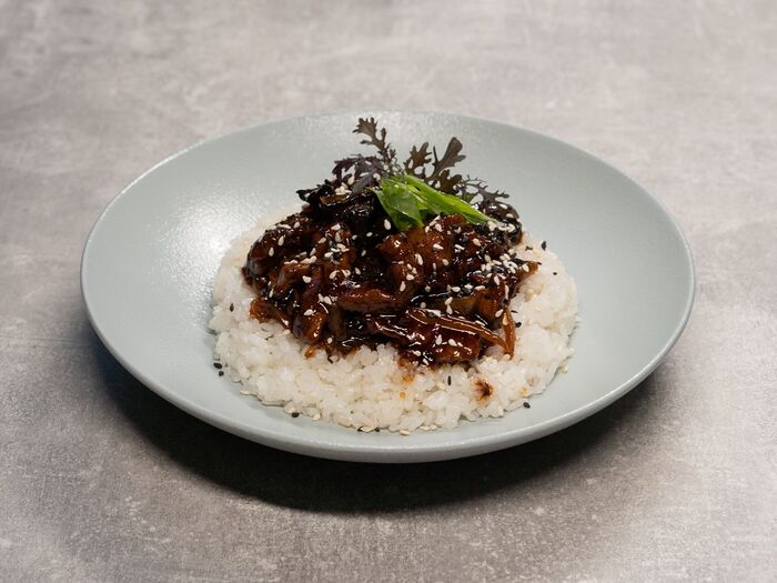Говядина по-монгольски в черно-перечном соусе с рисом