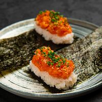 Хенд суши с лососем