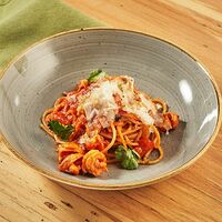 Спагетти с креветками и томатным соусом и перцем чили