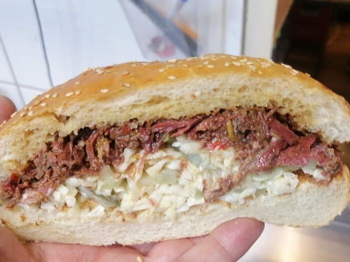 Большой бутерброд с рваной свининой