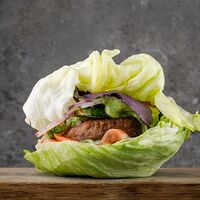 Вега-бургер в салатном листе