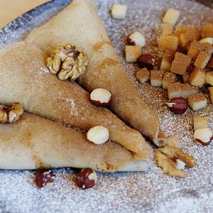 Блин с карамельным яблоком и орехами