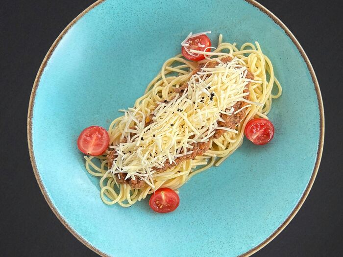 Спагетти Болоньезе с соусом из молочной телятины и протёртых томатов