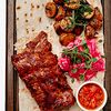 Фото к позиции меню Свиные рёбра BBQ с беби-картофелем и соленьями