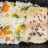 Фото к позиции меню Рыба, запеченная с кунжутом и рисом по-мексикански