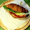 Фото к позиции меню Круассан-сэндвич с ветчиной