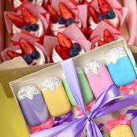 Комбо набор ванильные капкейки с ягодами и чизкейки эскимо на палочке цветные
