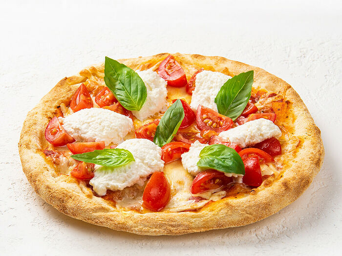 Римская пицца со страчателлой и томатами