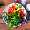 Фото к позиции меню Свежие овощи с зеленью и соусом Талатури