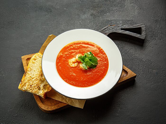 Пряный томатный суп с креветками