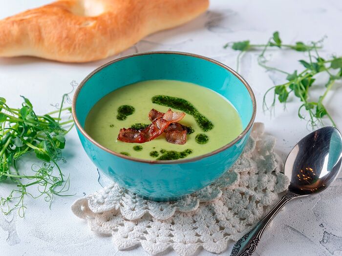 Крем-суп из молодого зеленого горошка с беконом и мятным маслом