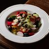 Фото к позиции меню Овощной салат с оливками и тыквенными семечками