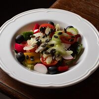 Овощной салат с оливками и тыквенными семечками