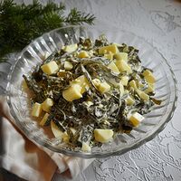 Салат из морской капусты с яйцом