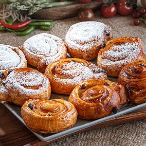 Улитка с заварным кремом и изюмом