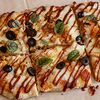 Фото к позиции меню Большая римская пицца с цыпленком и соусом BBQ