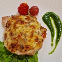 Фаршированная курочка с овощами с соусом песто