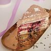 Фото к позиции меню Медовый торт Лаванда-смородина