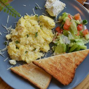 Скрэмбл с овощным салатом, творожным сыром и тостом