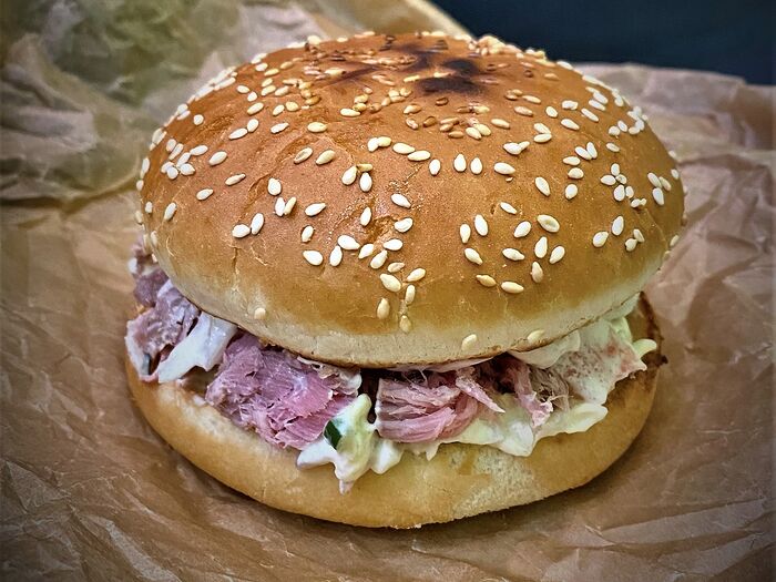 Сэндвич-бургер с тунцом