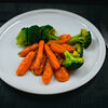Фото к позиции меню Молодая морковь, обжаренная с корицей и брокколи