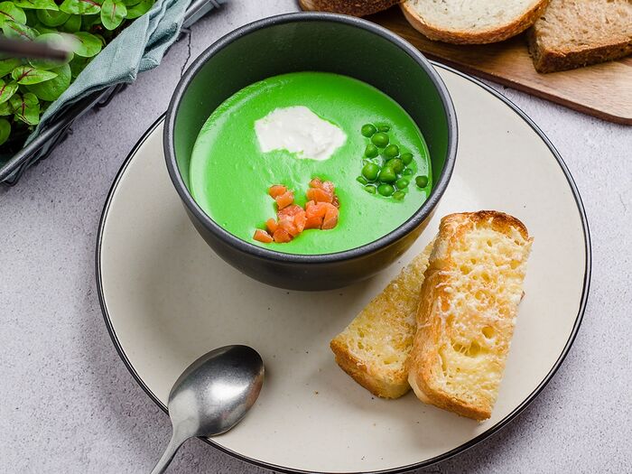 Суп-пюре из зелёного горошка со страчателлой и лососем