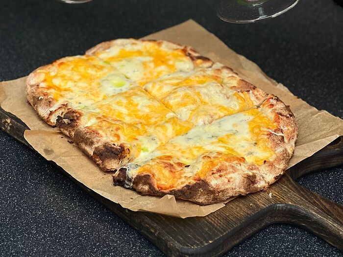 Пицца на дровах Четыре сыра