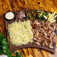 Мясо по-турецки на тарелке с рисом и курицей