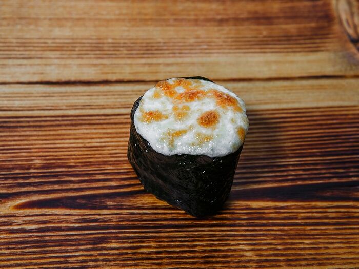 Запеченный гункан с лососем под сырным соусом