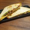 Фото к позиции меню Сэндвич с грибами и сыром
