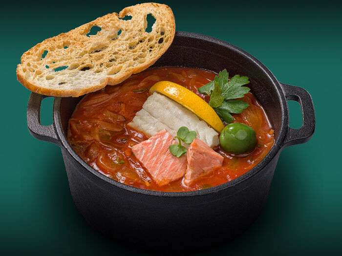 Рыбный суп с лососем и окунем