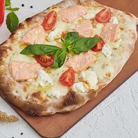 Пицца с лососем и сливочным сыром
