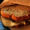 Фото к позиции меню Сэндвич с жареным сыром