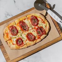 Пицца с салями, ветчиной и пепперони